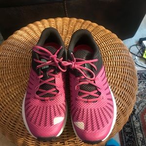 Women’s walking shoe